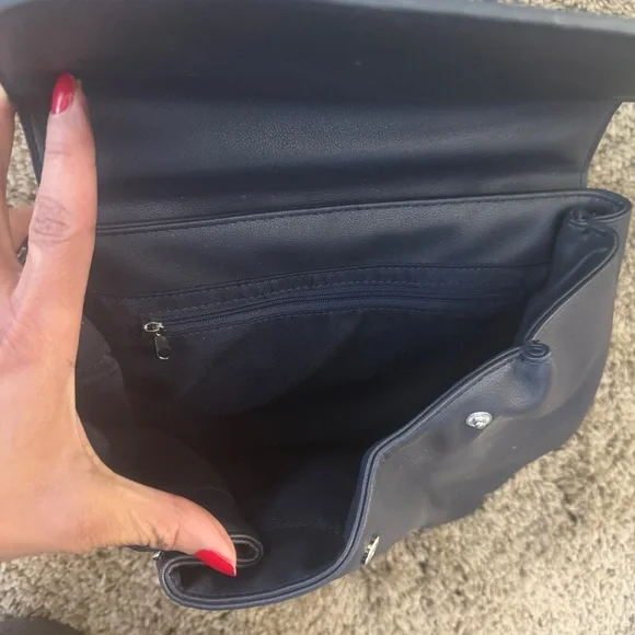 Chic Croc-Embossed Navy Shoulder Bag - Picture 5 of 7